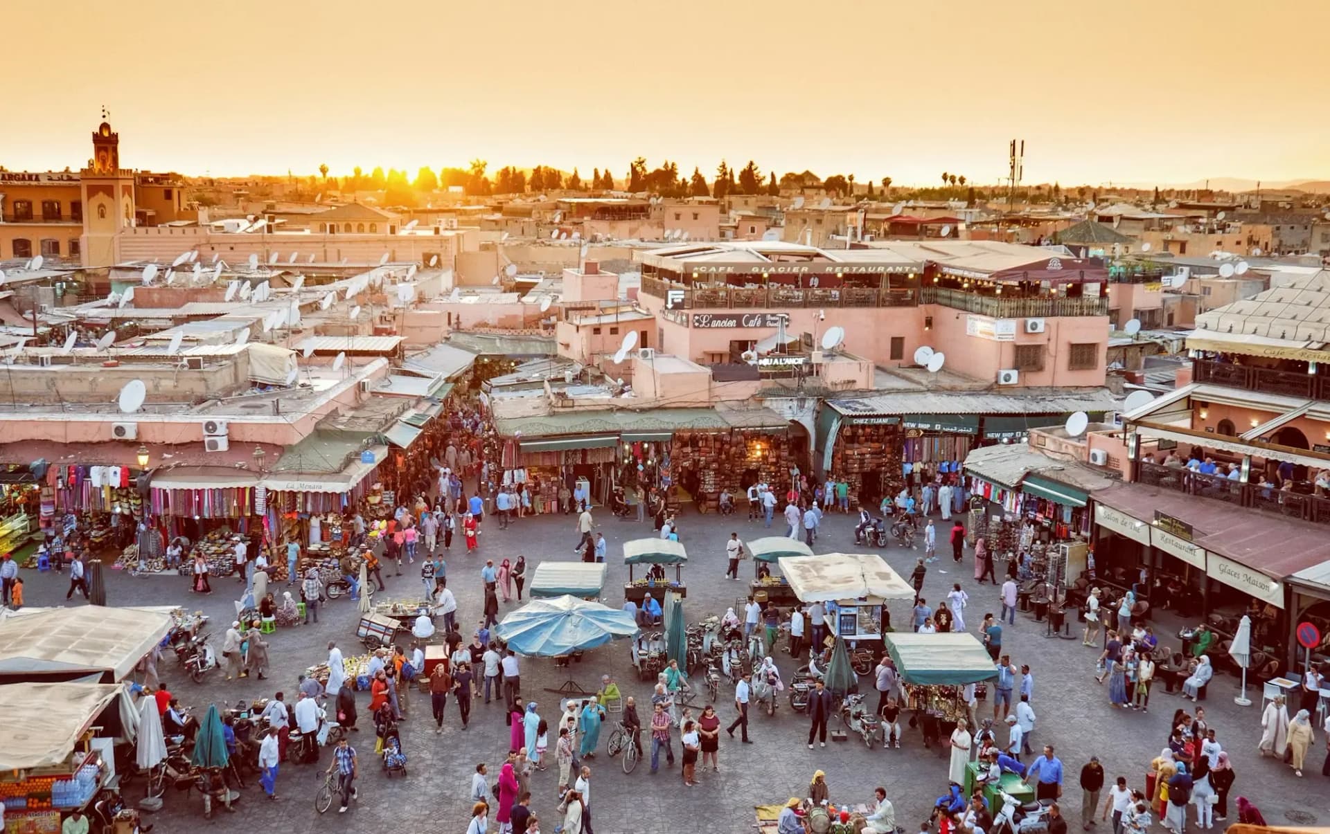Jemaa el-Fna square in Marrakech filling up at sunset